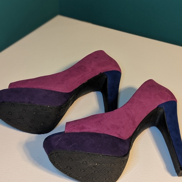 Shoes - Picture 2 of 4